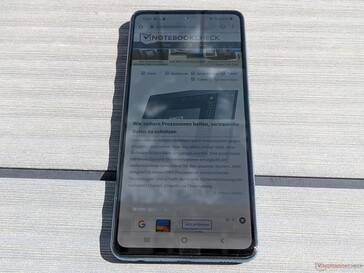 Samsung Galaxy A52 LTE em luz solar direta
