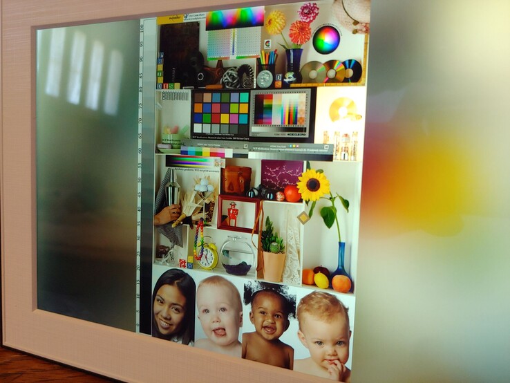 O brilho diminui com o aumento do ângulo de visão, enquanto os reflexos são bem controlados.