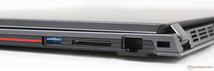 Certo: USB-A 2.0, leitor de cartões SD, Gigabit RJ-45, fechadura Kensington
