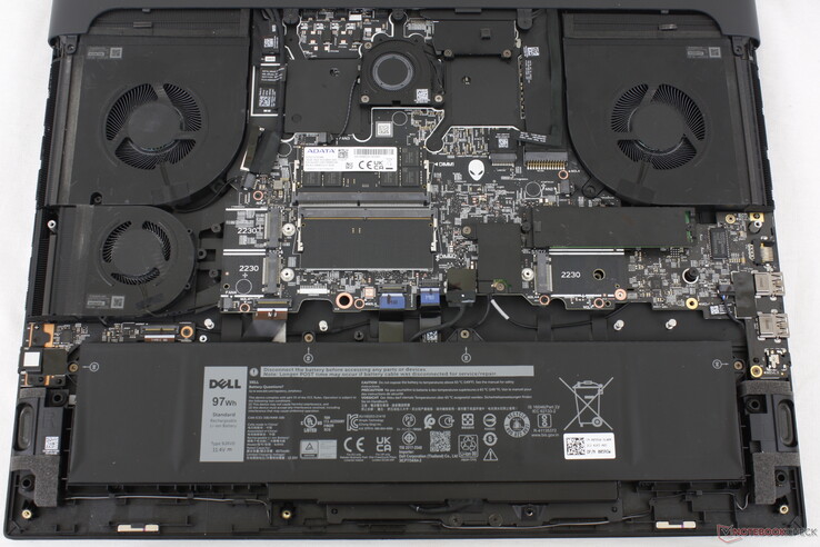 Configuração do Alienware m18 R1 Intel-Nvidia para comparação. Observe o quarto slot extra para SSD M.2
