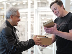 Jensen Huang entrega a Elon Musk um dos primeiros computadores desktop compactos Nvidia DGX Spark do mundo, projetado para o desenvolvimento de modelos de IA. (Fonte da imagem: Nvidia)