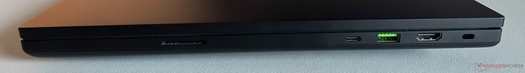 À direita: leitor de cartão SD, USB-C 4.0 com Thunderbolt 5 (120 GBit/s, DisplayPort 2.1 via placa de vídeo dedicada, Power Delivery 3.0), USB-A 3.2 Gen.2 (10 GBit/s), HDMI 2.1, slot de segurança Kensington