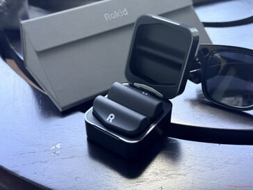 A Power Capsule possui duas baterias externas magnéticas em seu interior