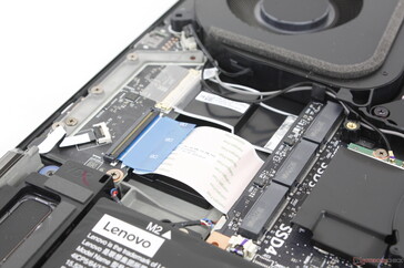 Três slots adicionais M.2 2280 PCIe4 x4 (com o dissipador de calor removido)