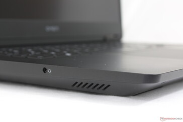 Design robusto e visualmente atraente, apesar de ser feito principalmente de plástico