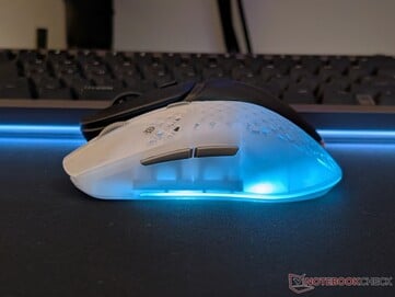 Diferença de forma entre o Aerox 3 Wireless Gen 2 e o Glorious Model D3 Wireless.