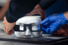 Engenheiros de Stanford desenvolvem óculos de realidade aumentada leves e holográficos alimentados por IA. (Fonte: Stanford)