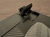 O teclado pode ser inclinado ainda mais usando os pés ajustáveis; todas as fotos foram tiradas com os pés dobrados para dentro. (Fonte da imagem: Notebookcheck)