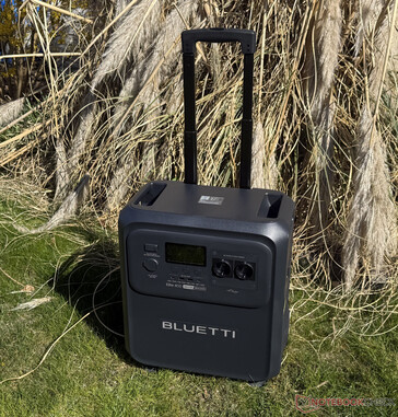 O Bluetti Elite 400 vem com uma alça telescópica...