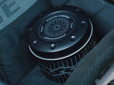 A colaboração inclui uma lata de metal personalizada para armazenamento, inspirada no conjunto de roda e pneu, com as marcas Toyo Tires e Proxes.