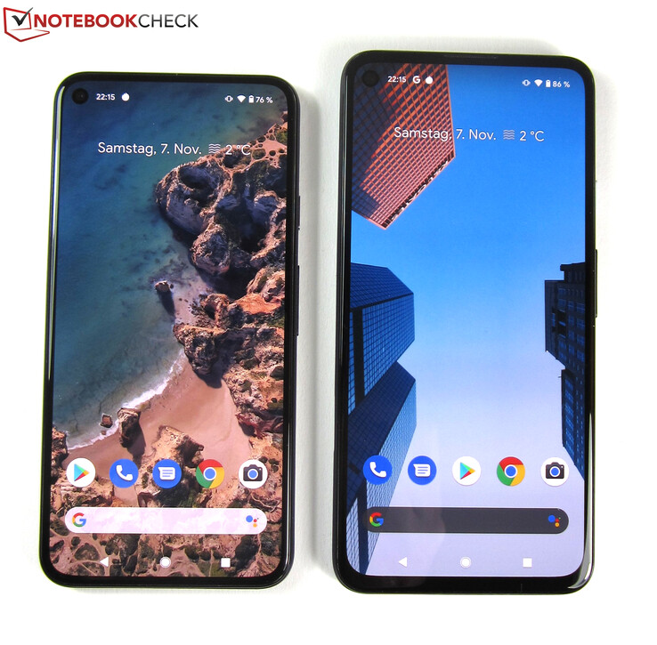 O Google Pixel 5 de 6 polegadas à esquerda, o Google Pixel 4a 5G de 6,2 polegadas à direita