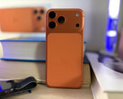O Apple iPhone 17 Pro Max está disponível em 3 variantes de cores. A Cosmic Orange é de longe a mais impressionante. (Fonte da imagem: Notebookcheck)