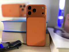 O Apple iPhone 17 Pro Max está disponível em 3 variantes de cores. A Cosmic Orange é de longe a mais impressionante. (Fonte da imagem: Notebookcheck)
