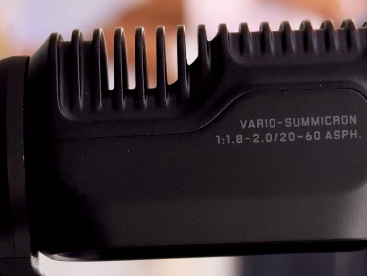 O close-up do cabeçote do gimbal da Insta360 Luna Ultra revela a faixa de zoom de 20 a 60 mm (o que significa zoom óptico de 3x).