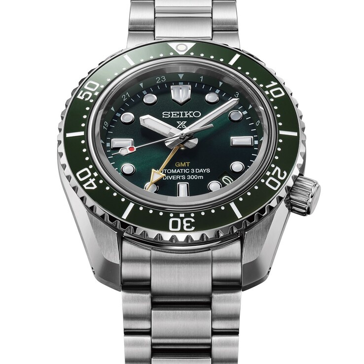 O Seiko Prospex HBC001 combina um mostrador verde profundo com um bezel de cerâmica e um ponteiro GMT dourado.