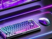 O mouse para jogos Lenovo Legion Y7MG é mostrado ao lado do teclado, do monitor e da iluminação RGB da mesa