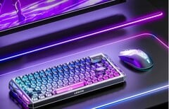 O mouse para jogos Lenovo Legion Y7MG é mostrado ao lado do teclado, do monitor e da iluminação RGB da mesa