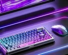 O mouse para jogos Lenovo Legion Y7MG é mostrado ao lado do teclado, do monitor e da iluminação RGB da mesa