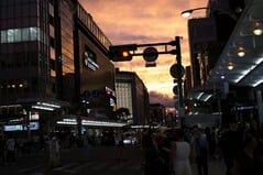 Lumix S5-II: o bracketing HDR poderia fazer sentido aqui, mas a sua importância não deve ser exagerada — especificamente por causa das pessoas em movimento nesta cena e, de modo mais geral, porque até as câmaras compactas oferecem agora uma gama dinâmica cada vez maior