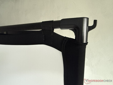 ...é tensionado na parte superior e inferior com presilhas de velcro