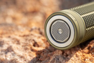 O interruptor traseiro fornece acesso aos níveis de brilho turbo e alto, com opção de ativação momentânea.