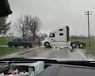 O útil motorista de um Rivian R1T em Illinois não teve problemas em puxar um semi-reboque pesado de volta à estrada (Imagem: NotNearlyNormal)