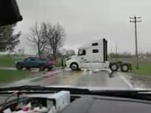 O útil motorista de um Rivian R1T em Illinois não teve problemas em puxar um semi-reboque pesado de volta à estrada (Imagem: NotNearlyNormal)