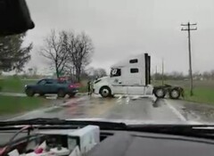 O útil motorista de um Rivian R1T em Illinois não teve problemas em puxar um semi-reboque pesado de volta à estrada (Imagem: NotNearlyNormal)