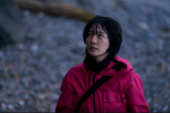 Jun-hee é a esperança mais frágil da temporada; sua presença, por si só, reformula o custo da sobrevivência e expõe o horror emocional no centro do jogo. (Fonte da imagem: Netflix)