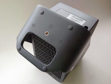 O TCL C1 pode ser montado usando o soquete de tripé padrão na base. (Fonte da imagem: Notebookcheck)