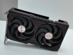 O modelo Sapphire Pulse RX 9060 non-XT apresentado aqui é uma placa bastante pequena. (Fonte da imagem: Technosaurus no YouTube, editado)
