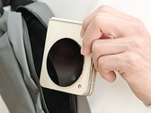 O ZTE Libero Flip tem uma tela secundária redonda que pode exibir vários widgets. (Imagem: ZTE)