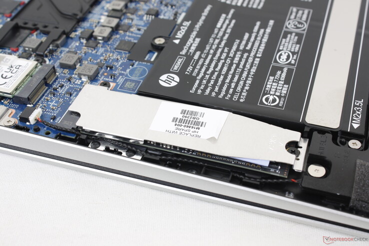 Suporta apenas um SSD M.2 interno