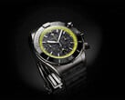 Breitling Super Chronomat B19 44 Perpetual Calendar Chronograph com mostrador em fibra de carbono, escala taquimétrica verde-lima e caixa escura.