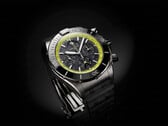 Breitling Super Chronomat B19 44 Perpetual Calendar Chronograph com mostrador em fibra de carbono, escala taquimétrica verde-lima e caixa escura.