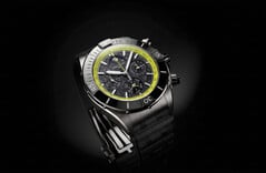 Breitling Super Chronomat B19 44 Perpetual Calendar Chronograph com mostrador em fibra de carbono, escala taquimétrica verde-lima e caixa escura.