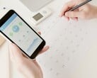 Uma mão segurando um smartphone com o aplicativo de saúde aberto