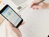 Uma mão segurando um smartphone com o aplicativo de saúde aberto