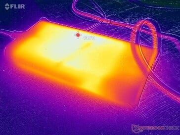O adaptador CA atinge mais de 43 °C ao operar cargas exigentes