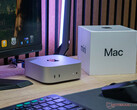 Espera-se que o próximo Mac mini mantenha o mesmo design da edição de 2024 retratada aqui. (Fonte da imagem: Notebookcheck)