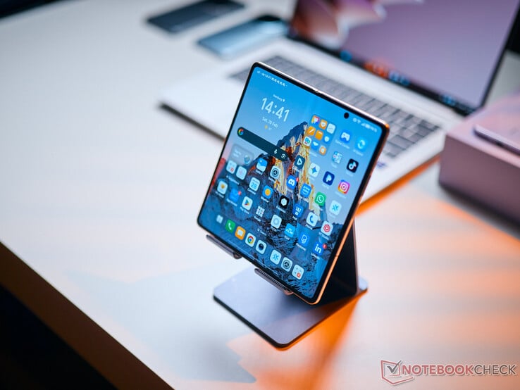 O Honor Magic V6 apresenta uma tela AMOLED de 120 Hz