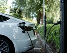 Um carro elétrico conectado à tomada (Fonte da imagem: Emma Smith via Unsplash; cortado)