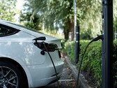 Um carro elétrico conectado à tomada (Fonte da imagem: Emma Smith via Unsplash; cortado)