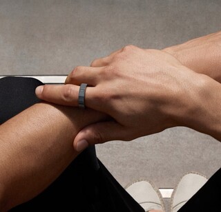 O anel Even R1 funciona como um controle remoto para os óculos.