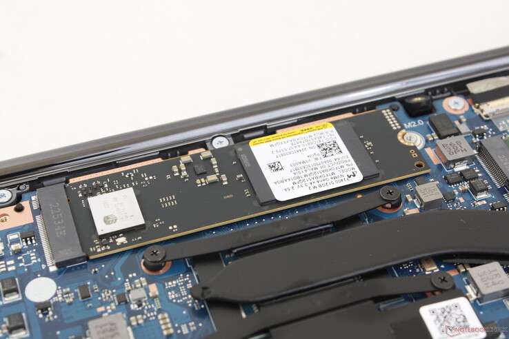 O sistema suporta até um SSD M.2 PCIe4 x4 NVMe interno sem dissipador de calor