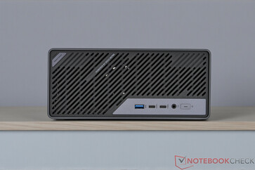 Minisforum MS-02 Ultra - Conexões no painel frontal