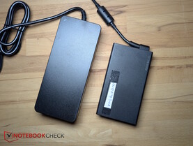 Esquerda: adaptador de energia volumoso de 180 W. À direita: adaptador de 250 W do XMG Pro 16
