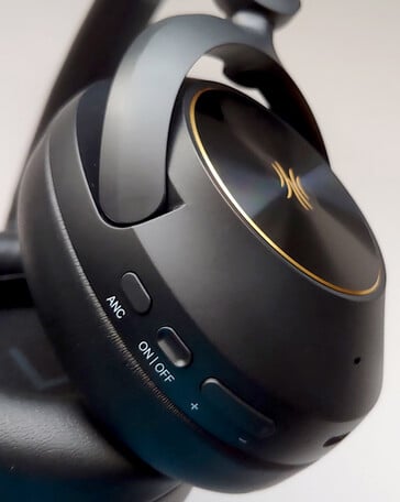 Os controles ANC, Power e Volume estão localizados no fone de ouvido direito, juntamente com o microfone de chamada, o microfone de cancelamento de ruído feedforward e a porta USB-C. (Fonte da imagem: Notebookcheck)