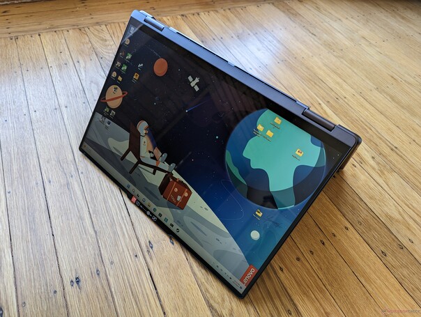 A maioria dos laptops conversíveis é habilitada para toque (Foto: Lenovo Yoga 7 16IRL8, fonte da imagem: Notebookcheck)