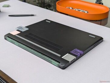 Parte inferior do Laptop 13 Pro mostrando compatibilidade retroativa total com as mesmas placas de expansão encontradas no Laptop 13.5 e no Framework Desktop